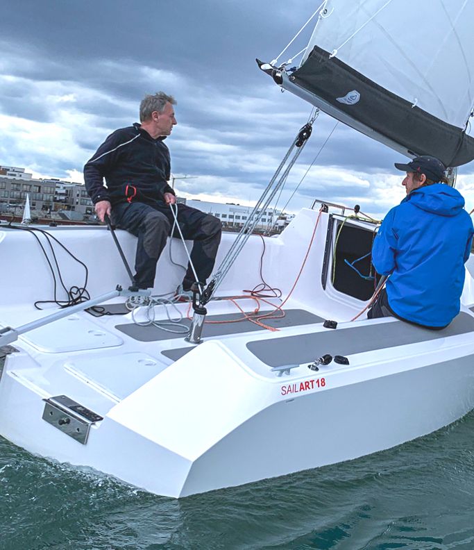 Segelboot auf ruhigem Gewässer, Segelbootschein